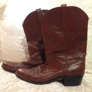 Size 12D men's dingo cowboy boots. Lightly used.
